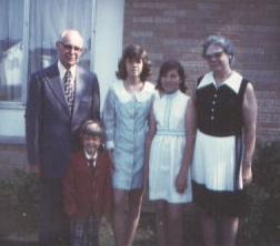 elton_1974_001_kathy_sheri_david.jpg