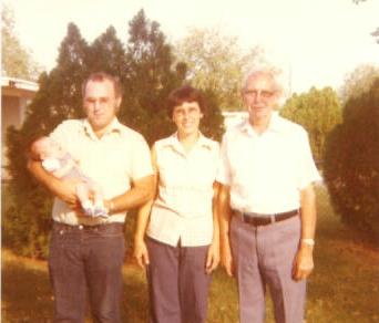 elton_1977_002_loretta_john_tommy.jpg